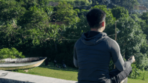 大学受験に失敗して警備員になった21歳が、「立っているだけでお金になる」仕事から脱して、父の背中を追ってITエンジニアを目指した話