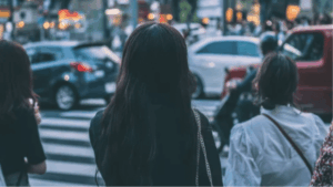 就活30社以上・副店長まで昇格した22歳大卒女性が「売りたくない服を売ること」に気づいて退職し、事務職を目指した話